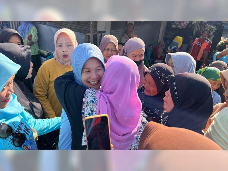 Cabup-Cawabup Bojonegoro Nomor Urut 02, Setyo Wahono-Nurul Azizah Sapa Pedagang Pasar