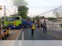Truk Bermuatan Bata Ringan di Baureno, Bojonegoro Tertemper KA Argo Bromo Anggrek