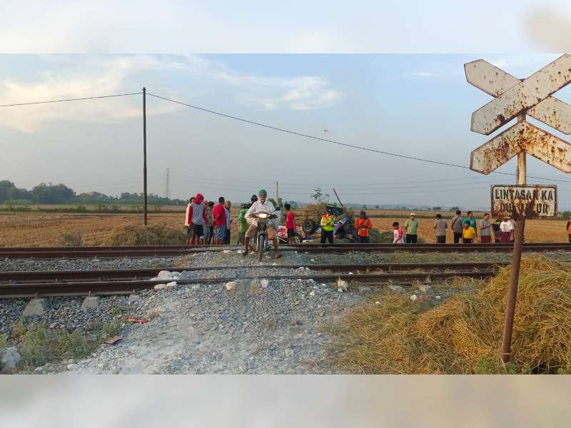 Mobil Pikap Bermuatan Jerami Tertemper KA Argo Bromo Anggrek di Baureno, Bojonegoro