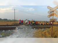 Mobil Pikap Bermuatan Jerami Tertemper KA Argo Bromo Anggrek di Baureno, Bojonegoro