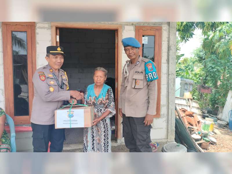 Polisi di Gayam, Bojonegoro Beri Bantuan pada Korban Bencana Angin Kencang