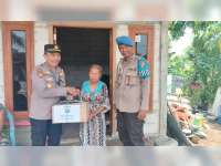 Polisi di Gayam, Bojonegoro Beri Bantuan pada Korban Bencana Angin Kencang