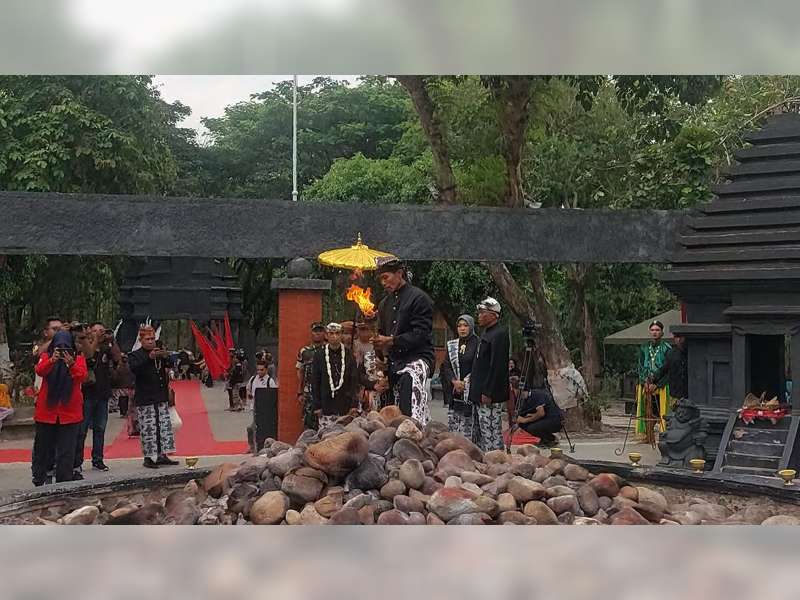 Puncak Peringatan Hari Jadi Bojonegoro Ke-347 Diawali dengan Prosesi Pengambilan Api Abadi