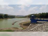 Debit Air Waduk Tempuran Menipis, Berkah bagi Pencari Ikan di Blora