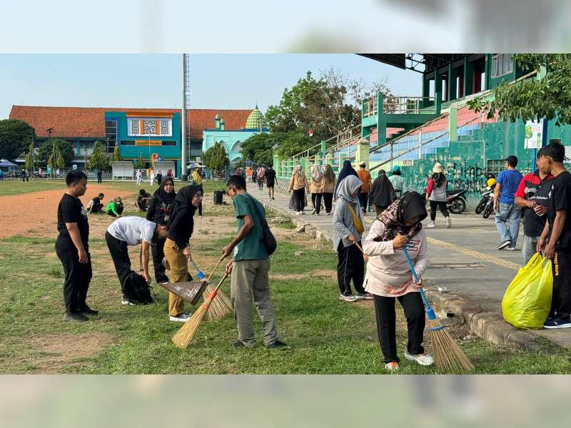 Gerakan Jumat Bersih Lakukan Kebersihan di Lapangan Kridosono, Blora