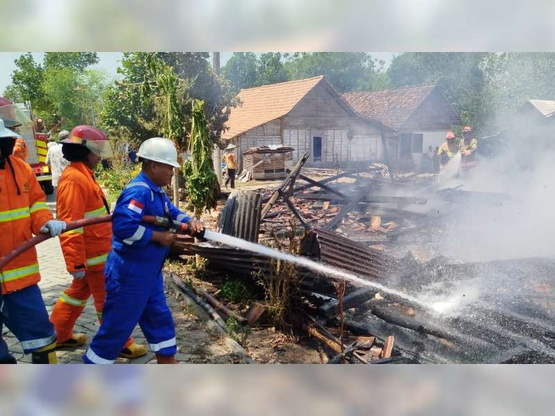 Diduga Akibat Korsleting Listrik, 2 Rumah Warga Kasiman, Bojonegoro Hangus Terbakar