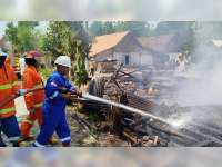 Diduga Akibat Korsleting Listrik, 2 Rumah Warga Kasiman, Bojonegoro Hangus Terbakar