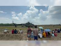 Helikopter TNI AD Mendarat Darurat di Persawahan Randublatung, Blora Jadi Tontonan Warga