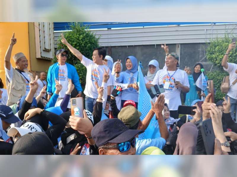 ‘Nyengkuyung’ Wahono-Nurul, Ribuan Warga di Bojonegoro Ikuti ‘Mlaku Sehat Bareng’ Alumni 88