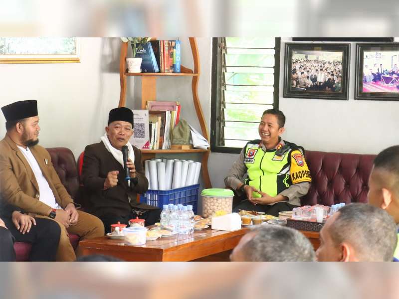 Jalin Silaturahmi Jelang Pilkada 2024, Kapolres Bojonegoro Kunjungi Pengasuh Ponpes Al-Rosyid