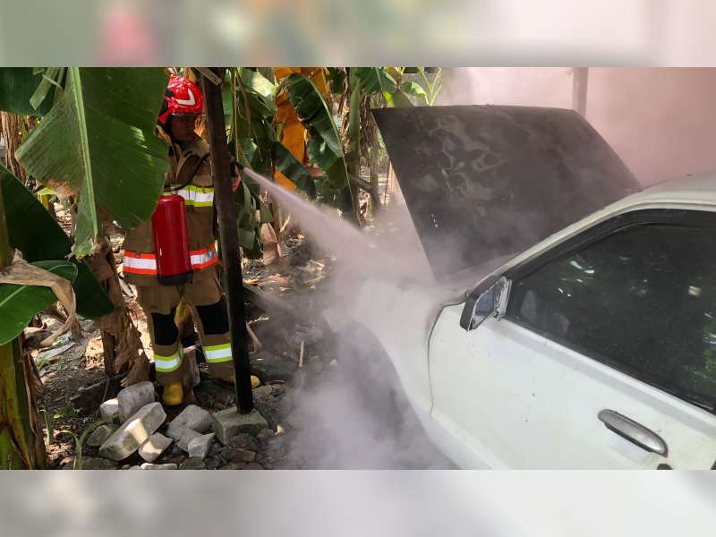 Diduga Korsleting pada Sistem Pengapian, Mobil Milik Seorang Guru SD di Ngraho, Bojonegoro Terbakar