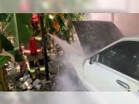 Diduga Korsleting pada Sistem Pengapian, Mobil Milik Seorang Guru SD di Ngraho, Bojonegoro Terbakar