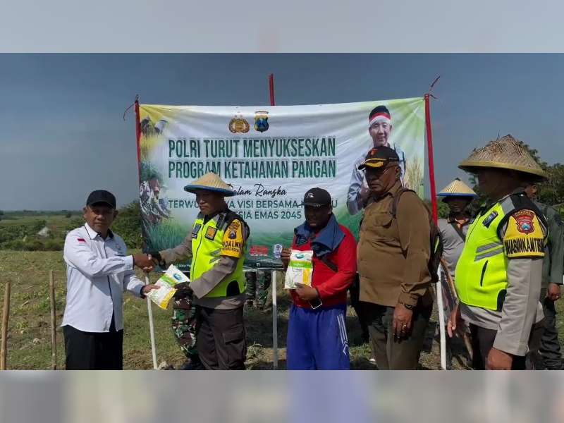 Dukung Ketahanan Pangan, Polsek Kedungadem, Bojonegoro Tanam Bibit Jagung Bersama Warga
