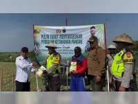 Dukung Ketahanan Pangan, Polsek Kedungadem, Bojonegoro Tanam Bibit Jagung Bersama Warga