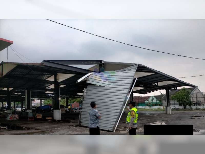 Diterjang Angin Kencang Atap Parkiran dan Tembok Dinding Pasar Banjarejo, Bojonegoro Kota, Runtuh