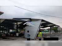 Diterjang Angin Kencang Atap Parkiran dan Tembok Dinding Pasar Banjarejo, Bojonegoro Kota, Runtuh