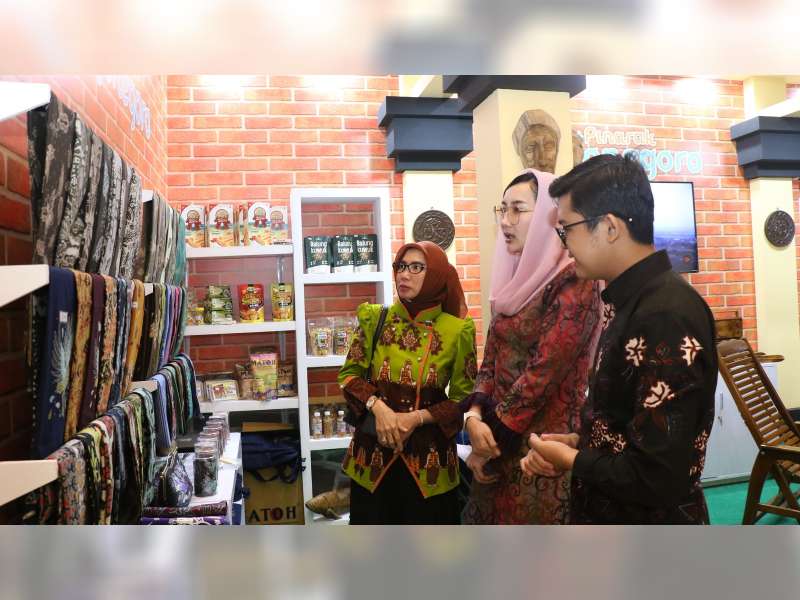 Pj Ketua Dekranasda Bojonegoro, Dian Adiyanti Adriyanto Kenalkan Batik Jonegoroan di BFF 2024