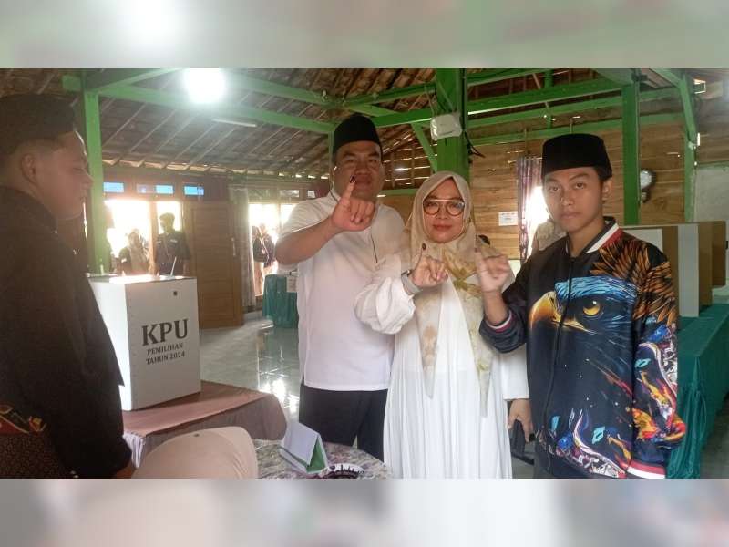 Bupati Blora Arief Rohman Nyoblos di TPS 05 Desa Seren Bareng Istri dan Anak