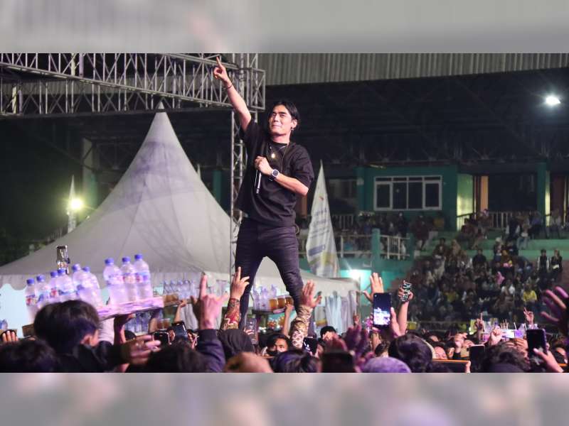 Bergoyang Bersama Charly Van Houten Meriahkan Resepsi Hari Jadi Ke-275 Kabupaten Blora