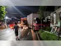 Bermula dari Pecah Ban, Dua Truk di Kapas, Bojonegoro Bertabrakan