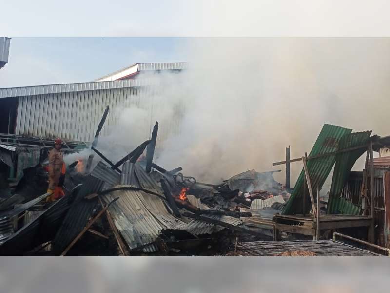 Diduga Akibat Korsleting Listrik, Puluhan Kios di Pasar Induk Cepu, Blora Terbakar