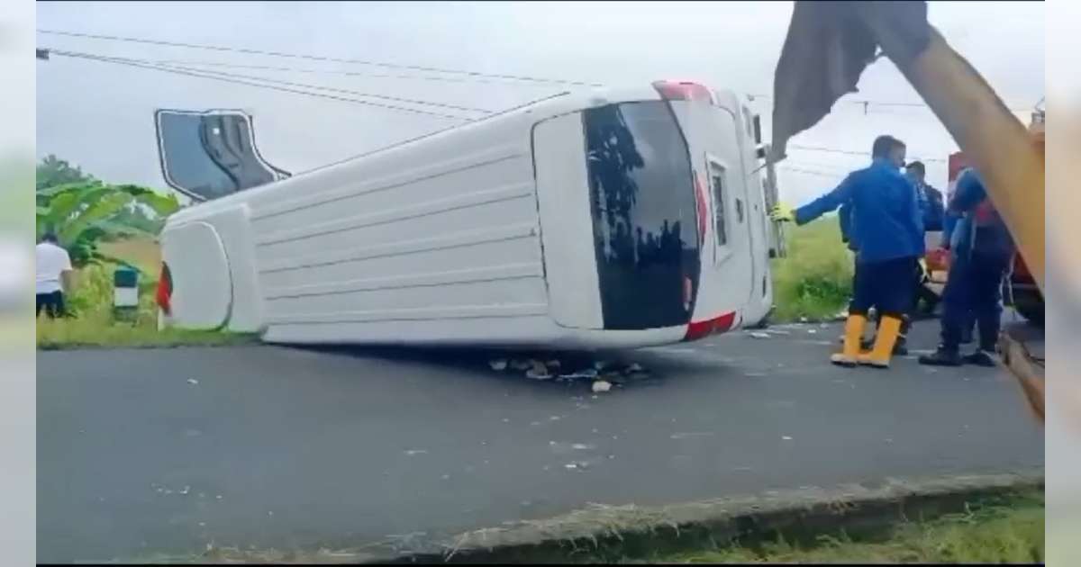 Mobil Rombongan Wisatawan Alami Kecelakaan di Ngasem, Bojonegoro, 6 Orang Luka Ringan