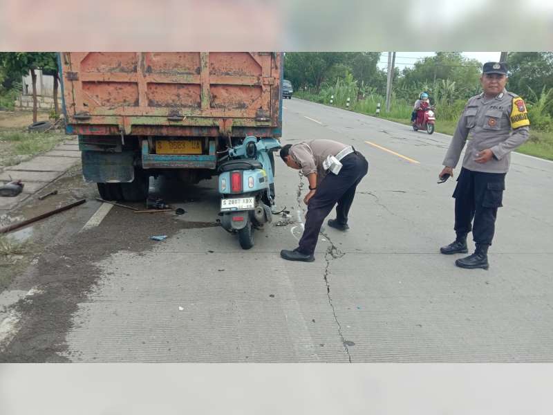 Motor Tabrak Truk Parkir di Kalitidu, Bojonegoro, Seorang Pemotor Luka Berat