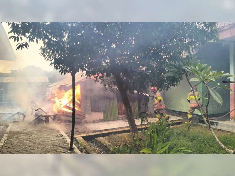 Diduga Akibat Korsleting Listrik, Gudang SMP Negeri 1 Ngasem, Bojonegoro Terbakar