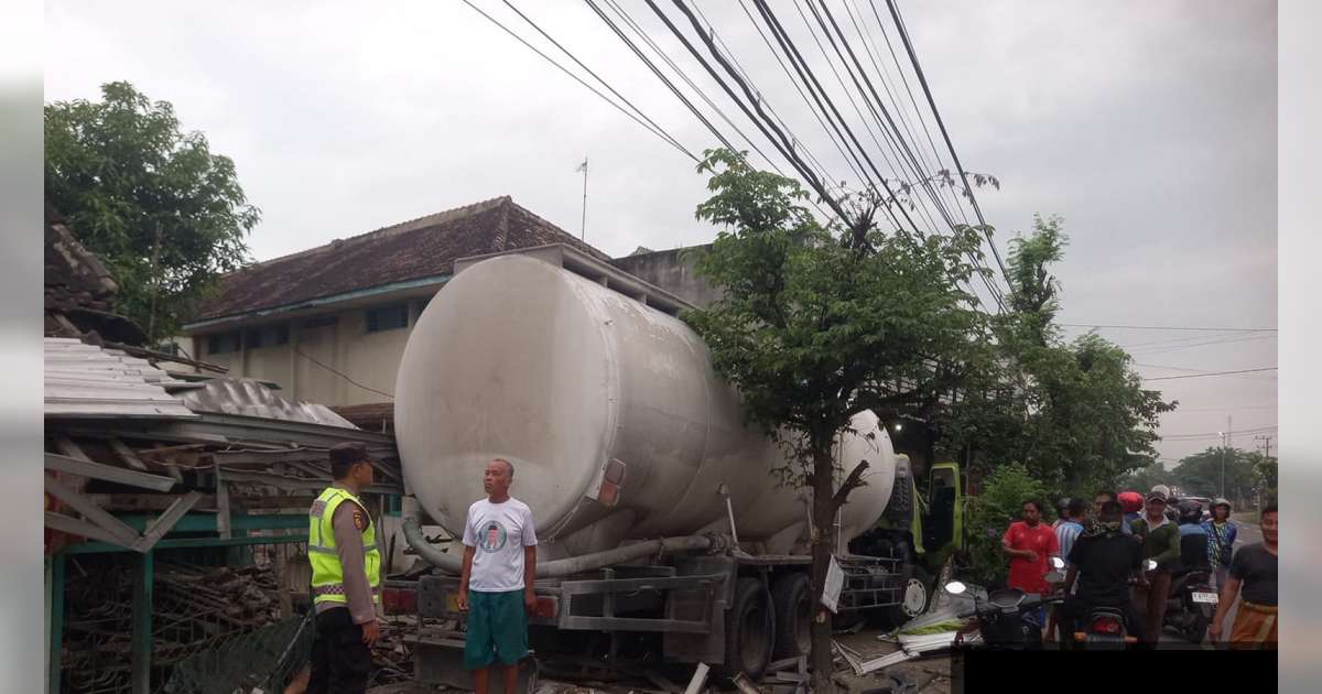 Diduga Pengemudi Mengantuk, Truk Tangki di Kalitidu, Bojonegoro Tabrak Musala dan Rumah Warga