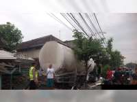 Diduga Pengemudi Mengantuk, Truk Tangki di Kalitidu, Bojonegoro Tabrak Musala dan Rumah Warga