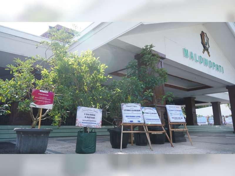 Tren Baru, Bupati dan Wakil Bupati Bojonegoro Terima Ucapan Selamat dalam Bentuk Pohon Hidup