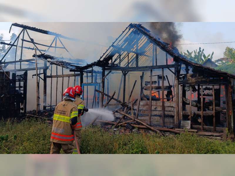 Diduga Akibat Lupa Matikan Kompor, Rumah Warga Ngraho, Bojonegoro Ludes Terbakar