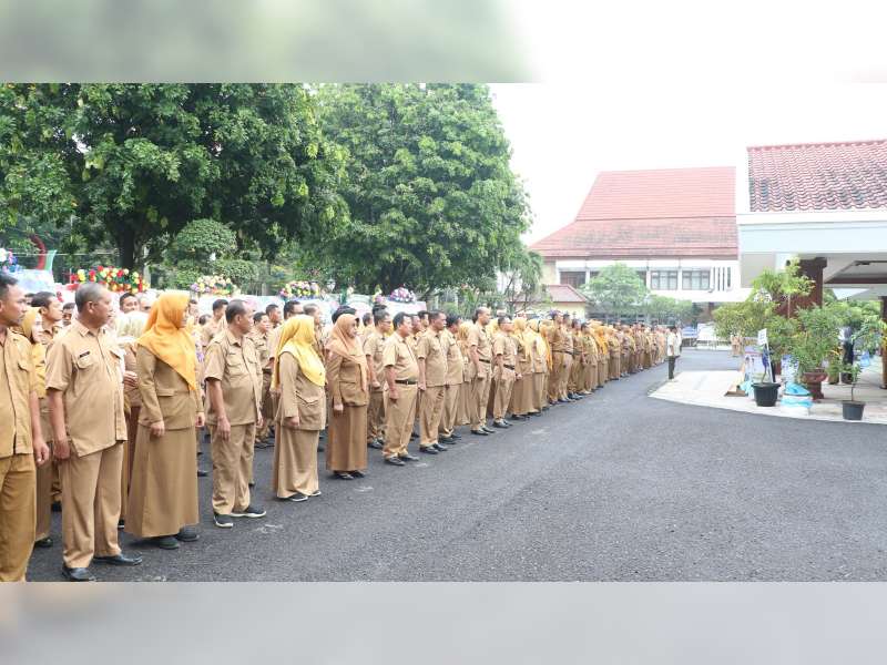 Wakil Bupati Didampingi Ketua TP PKK Kabupaten Bojonegoro Pimpin Apel Perdana