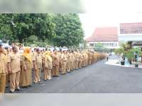 Wakil Bupati Didampingi Ketua TP PKK Kabupaten Bojonegoro Pimpin Apel Perdana