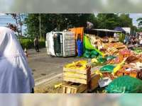 Tabrakan Daihatsu Xenia dengan Truk Bermuatan Buah Terjadi di Balen, Bojonegoro