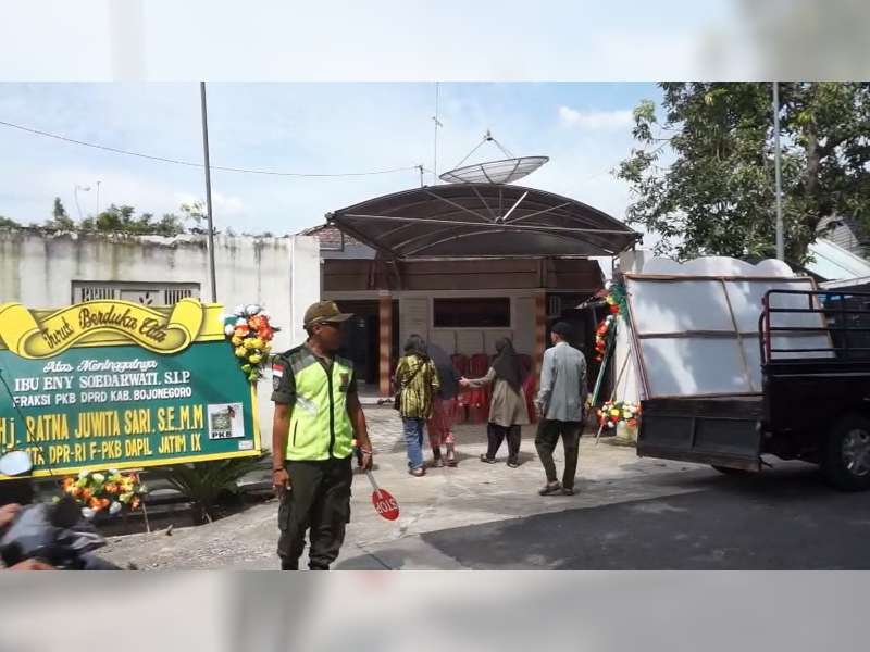 Suasana Duka Selimuti Rumah Eny Soedarwati, Jemaah Umrah asal Bojonegoro yang Meninggal di Arab Saudi