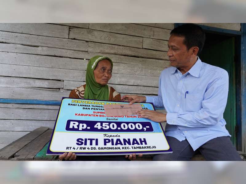 Bupati Bojonegoro Serahkan Bantuan Sosial Tunai kepada Kelompok Rentan