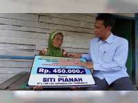 Bupati Bojonegoro Serahkan Bantuan Sosial Tunai kepada Kelompok Rentan