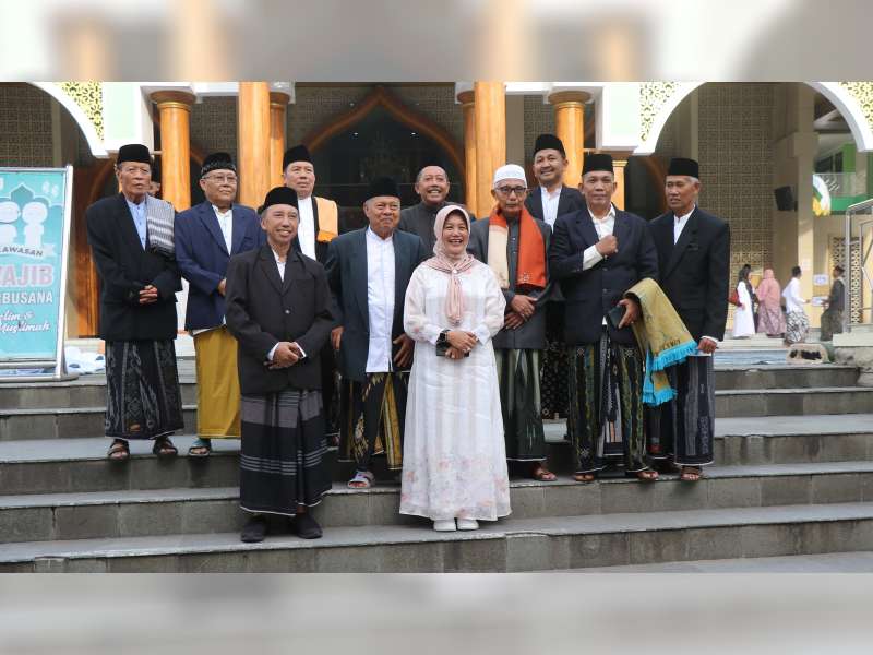 Bupati dan Wakil Bupati Bojonegoro Laksanakan Salat Idulfitri Bersama Warga