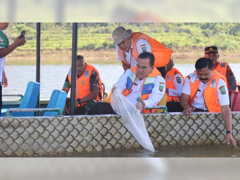 Pemkab Blora Tebar 32 Ribu Ekor Benih Ikan di 8 Waduk