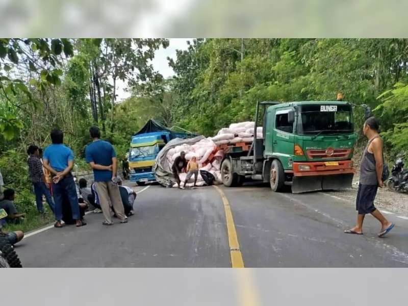 Truk Bermuatan Pupuk Terguling di Margomulyo, Jalur Bojonegoro-Ngawi Macet 1,5 Jam