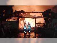 Diduga Akibat Pembakaran Sampah, Gudang Kayu di Bojonegoro Kota Terbakar, Kerugian Capai Rp 150 Juta