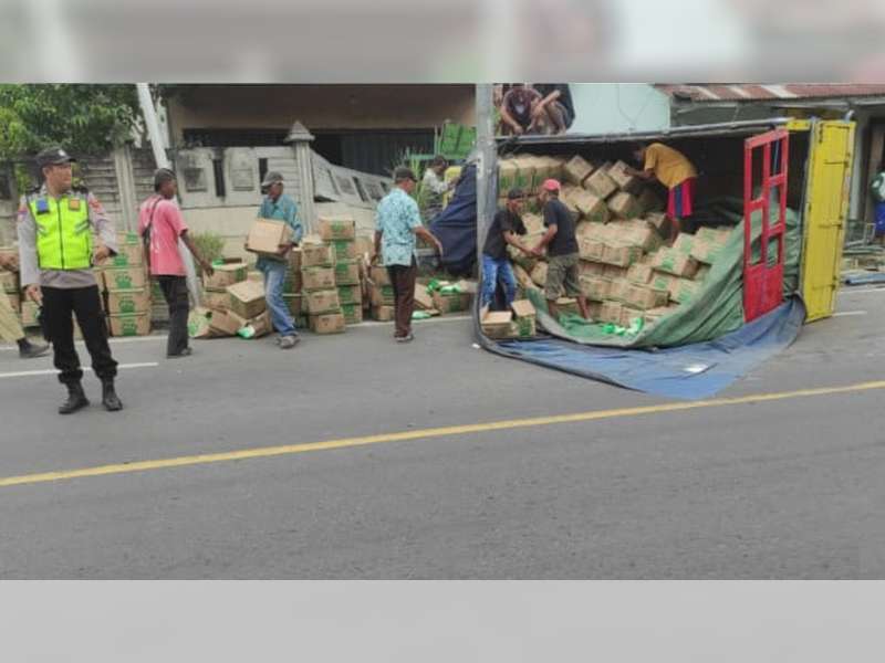 Diduga Pengemudi Mengantuk, Truk Tabrak Motor di Purwosari, Bojonegoro, 2 Orang Luka-luka
