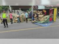 Diduga Pengemudi Mengantuk, Truk Tabrak Motor di Purwosari, Bojonegoro, 2 Orang Luka-luka