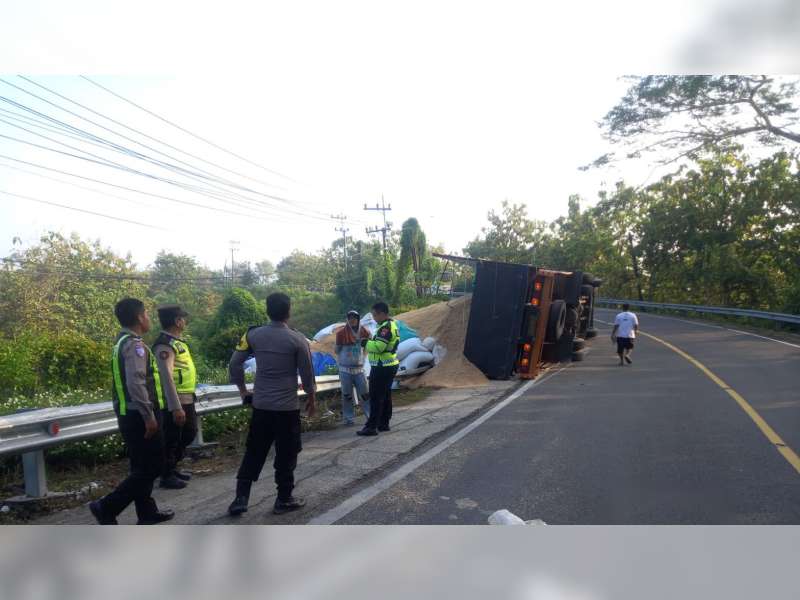 Diduga Hilang Kendali, Truk Bermuatan Sekam Padi Terguling di Margomulyo, Bojonegoro