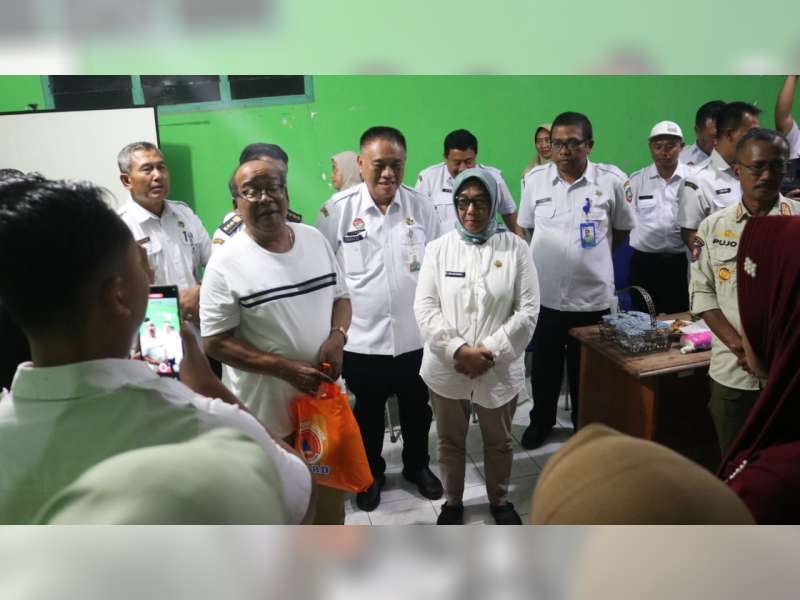 Wakil Bupati Blora Tinjau dan Salurkan Bantuan pada Korban Banjir di Desa Mojorembun, Kradenan