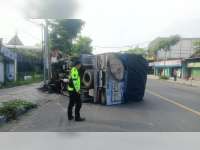 Diduga Pengemudi Mengantuk, Truk Ekspedisi di Bojonegoro Tabrak Pembatas Jalan dan Terguling