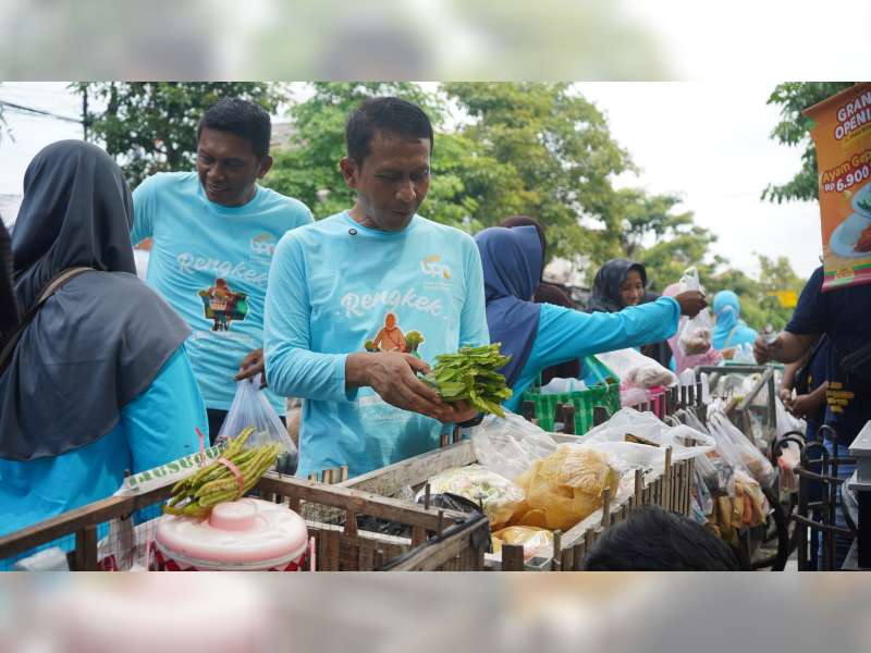 Hari Jadi BPR Bank Daerah Bojonegoro, Bupati dan Wakil Bupati Borong Sayur Mayur Penjual 'Rengkek'