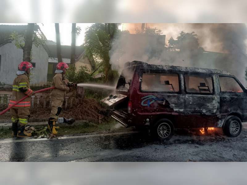 Diduga Korsleting Sistem Kelistrikan, Sebuah Mobil Terbakar di Jalan Raya Temayang, Bojonegoro