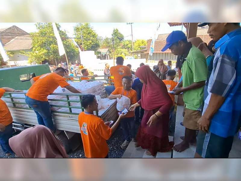 Laskar Buah Bagikan Ribuan Paket Daging Kurban pada Warga Tiga Desa di Bojonegoro